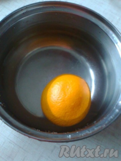 Чтобы розы были съедобными, надо убрать горечь из кожуры апельсина.

Для этого апельсин надо поместить в кастрюлю с водой и довести воду до кипения. Добавить 1 чайную ложку соли. Кипятить на среднем огне 5 минут. Затем апельсин охладить под струей холодной воды и варить еще 5 минут, снова охладить и еще варить 5 минут, охладить.