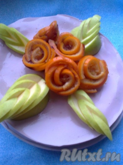 Застывшее желе выкладываем на большую тарелку, затем украшаем  нашими фруктовыми украшениями из апельсина и яблока.
