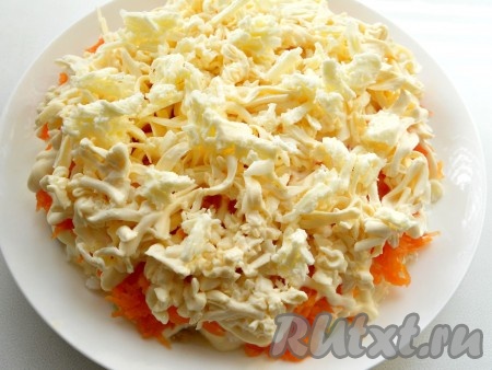 Четвертый слой салата "Мимоза" - натертый на крупной терке плавленный сыр и кусочки сливочного масла + майонез.
