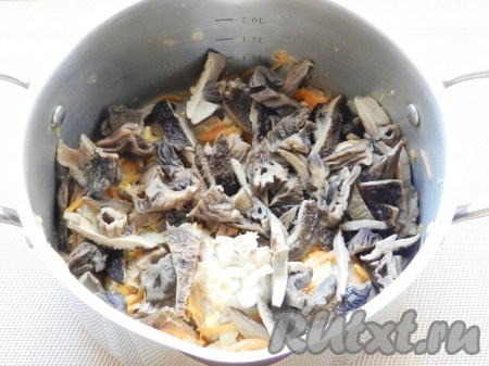 Добавить отваренные грибы, нарезанные соломкой, перемешать, посолить и поперчить по вкусу, обжарить еще 1 минуту.