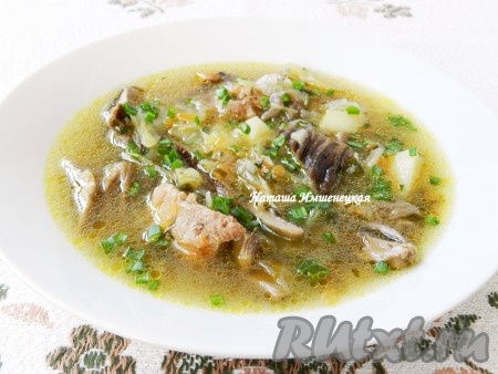 Вкусный и наваристый мясной суп с грибами готов!