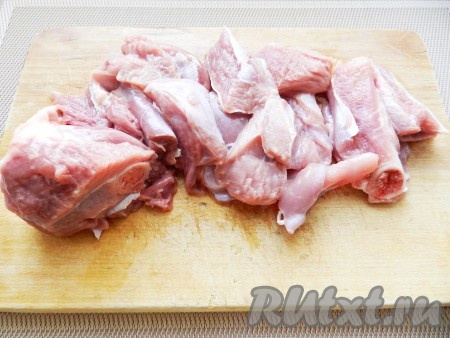 Мясо на косточке нарезать средними кусочками, от костей не очищать.