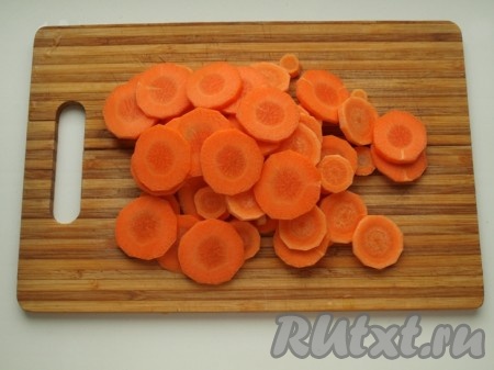 Следует нарезать морковь кружочками.
