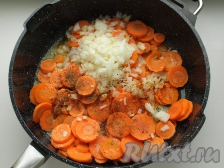 Лук мелко нарезать. Растопить в сковороде сливочное масло, выложить морковь, добавить лук, карри, кориандр, чёрный и красный перцы, посолить. Готовить, постоянно помешивая, 15 минут.

