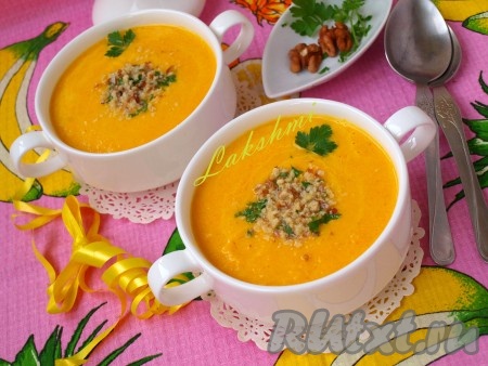 Разлить необычный, вкусный суп-пюре из ананасов и моркови по тарелкам, посыпать порезанной зеленью и орешками.
