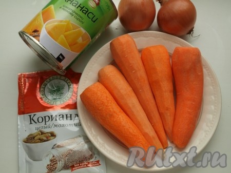 Морковь в этом супе - основной ингредиент, поэтому её должно быть много. Именно она и придаёт супу такой солнечный вид.
