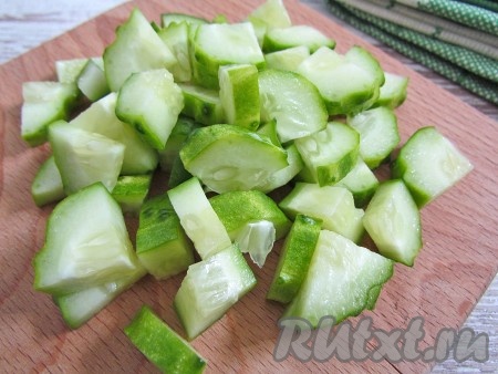 Тщательно вымойте зелень, овощи и авокадо. Просушите. Огурцы нарежьте небольшими кусочками.