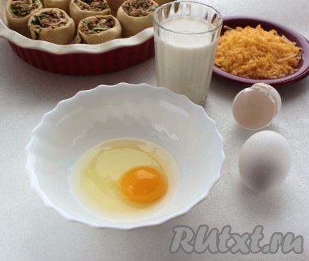 В чашку разбить яйца, добавить молоко, взболтать и всыпать натертый сыр.