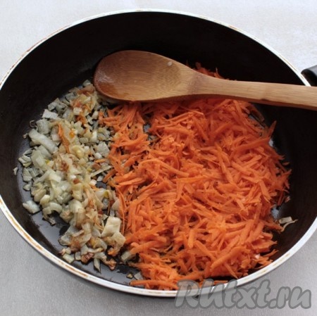 На растительном масле обжарить лук и морковь.