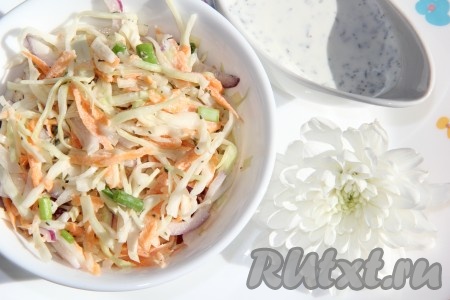 Заправить вкусный капустный салат заправкой, хорошо перемешать и можно подавать к столу.
