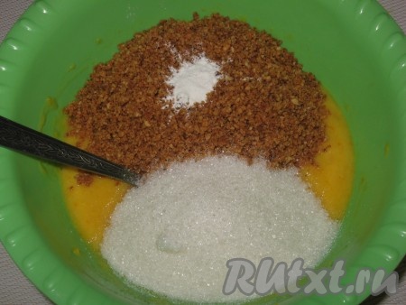 Затем добавить измельченные орехи, сахар и разрыхлитель, перемешать до однородной консистенции.