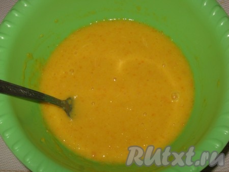 В пюре из апельсина добавить яйца, тщательно перемешать.
