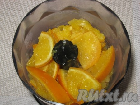 Нарезанный апельсин положить в чашу блендера, пробить до пюреобразного состояния.