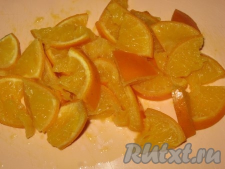 Апельсин хорошо вымыть, залить холодной водой, поставить на огонь и после закипания варить 1 час 30 минут. Затем достать его, охладить, нарезать на дольки, удалить косточки.