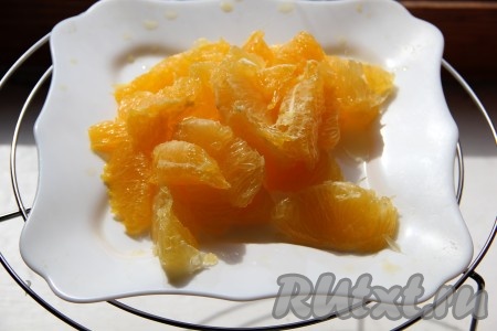 Апельсины для начинки очистить от кожуры, пленок и перегородок.