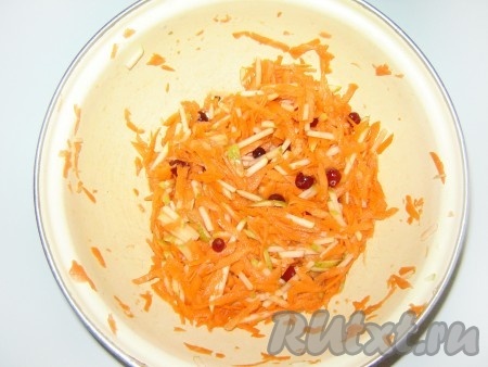 Салат с морковкой и клюквой