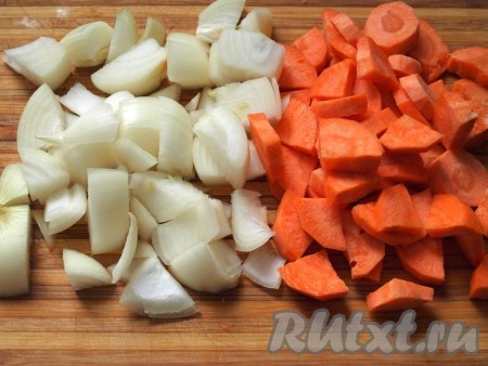 Для приготовления грибного гуляша режем крупно лук и морковь. Если морковь не очень крупная, то её можно порезать кружочками. Если же морковь очень крупная, то каждый кружок разрежьте на 4 части.
