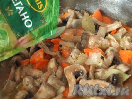 Лавровый лист, орегано и горошины чёрного перца добавляем к шампиньонам и овощам, солим по вкусу. Закрываем грибной гуляш крышкой и тушим 25-30 минут на маленьком огне.
