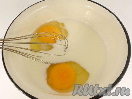 Взбить венчиком молоко с яйцами, солью и 1 столовой ложкой сахара.
