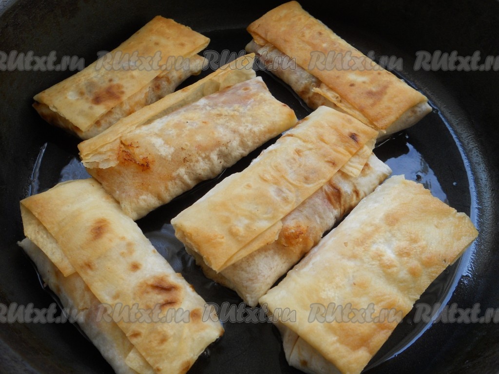 Жареные конвертики из лаваша с сыром — рецепт с фото пошагово