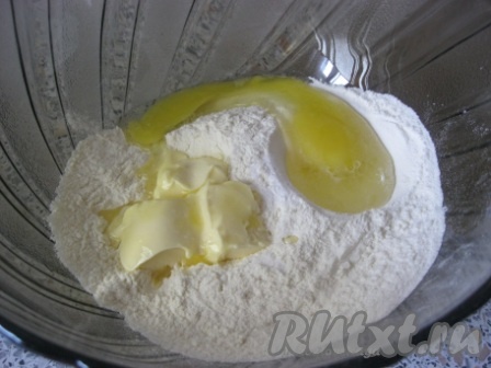 Для приготовления теста в просеянную муку добавить яйцо, сливочное масло, соль, соду, замесить тесто. Если тесто получится очень крутым, добавить 1-2 столовые ложки молока или воды. Оставить минут на 15-20 в миске.
