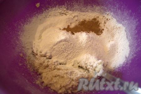 Всыпать соль, корицу и соду. Порциями добавить просеянную пшеничную муку, тщательно вмешивая её.