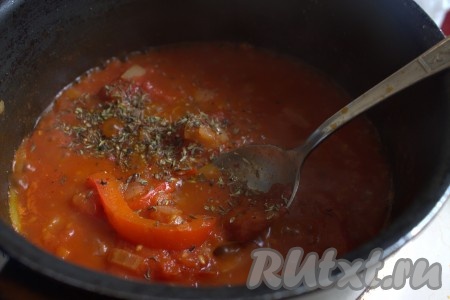 Для приготовления соуса помидоры натереть на терке, лук мелко нарезать, болгарский перец порезать соломкой. Обжарить на оливковом масле лук и перец, добавить помидоры, томатную пасту и 1-2 столовые ложки воды, перемешать и немного проварить. Затем посолить, добавить сахар и приправы по вкусу.  Готовый соус можно взбить в блендере до однородности.
