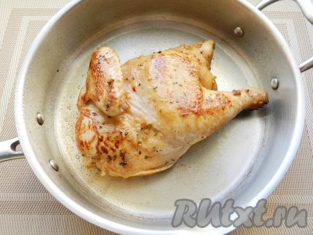 В сковороде разогреть растительное масло и быстро обжарить цыпленка с обеих сторон до золотистой корочки.