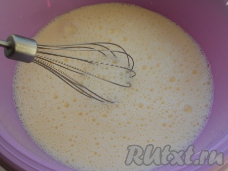 В глубокую миску влить молоко (комнатной температуры), добавить яйца и растительное масло. Взбить венчиком.