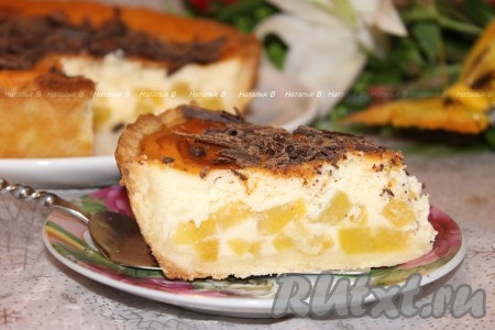 При подаче бесподобно вкусный песочный пирог с творожным сыром и консервированными персиками нарезать на порционные кусочки и подать к столу.