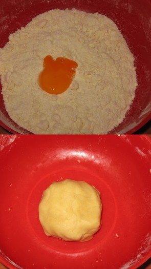 Затем добавить желток и замесить мягкое тесто, собрать его в шар.