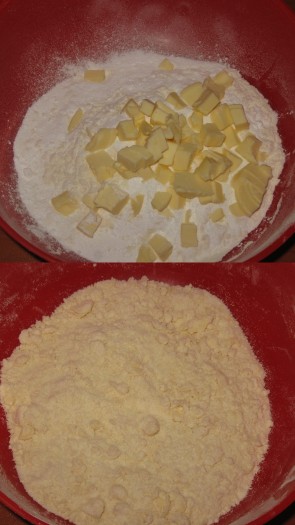 Вначале замесим песочное тесто, для этого в широкую миску нужно просеять муку, добавить сахарную пудру, соль и сливочное масло комнатной температуры, перетереть руками в масляную крошку.