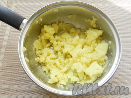 Картофель очистить, переложить в кастрюльку, полностью залить водой и отварить до готовности (в течение минут 20), затем слить воду, размять картошку в пюре, дать немного остыть.