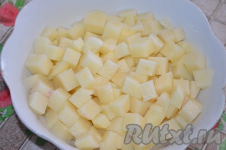 Картошку очистить, порезать кубиком.

