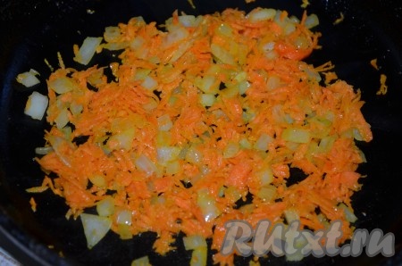 Морковь натереть, лук порезать кубиком, обжарить на небольшом количестве масла в течение 1-2 минут.
