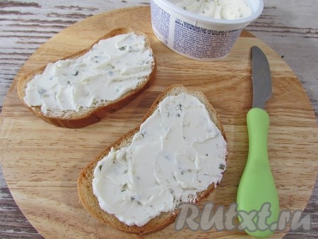 Намажьте каждый тост творожным сыром.
