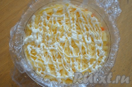 На морковь - сыр, смазать майонезом. 
