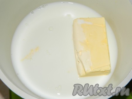 Молоко с маргарином нагреть почти до кипения.
