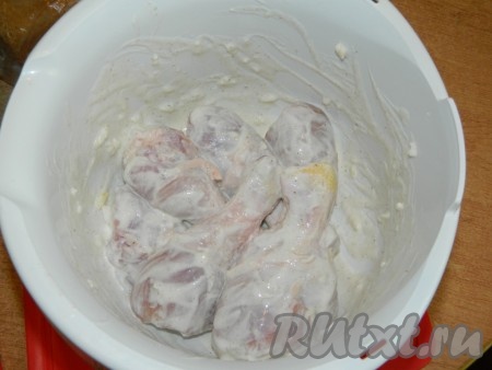 Куриные голени помыть, обсушить и хорошенько обмазать получившимся соусом. Убрать в холод на пару часов. 

Если нет времени, можно и сразу запекать.