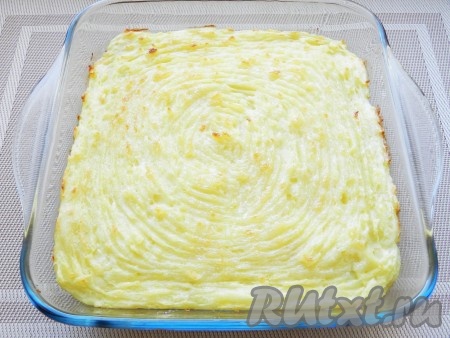 Верх картофельной запеканки с фаршем и овощами должен зарумяниться в духовке, а середина остаться мягкой и сочной.
