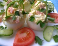 Лукошки из яиц с начинкой из овощного салата
