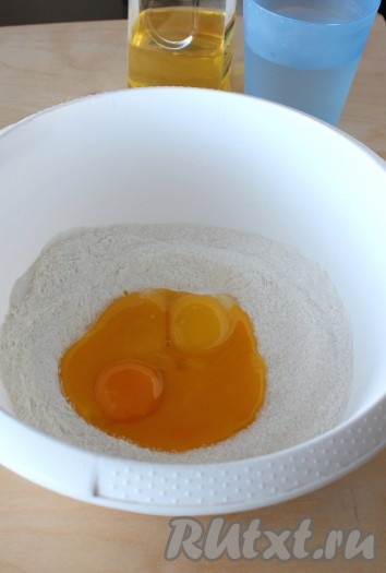 Яйца аккуратно разделите на белки и желтки. Белки пока уберите в холодильник. Смешайте в объёмной миске просеянную муку, разрыхлитель и соль, добавьте желтки.