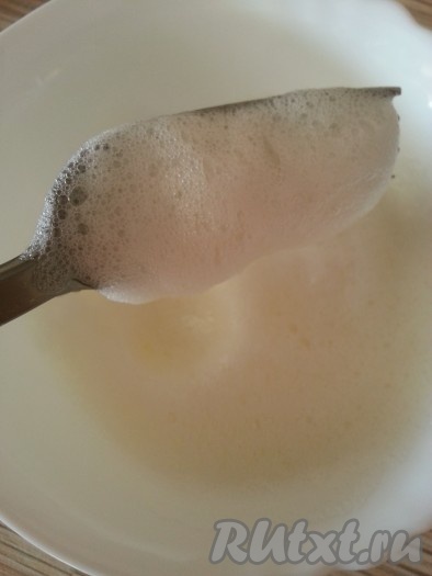 В отдельной посуде взбить белок с солью до образования пенки. Пенка должна быть не очень густой, но и не литься с вилки.
