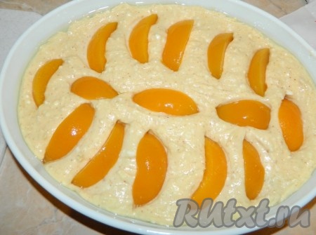 Выложить персики на тесто, немного вдавливая. Выпекать творожный пирог с персиками при температуре 180 градусов минут 40.
