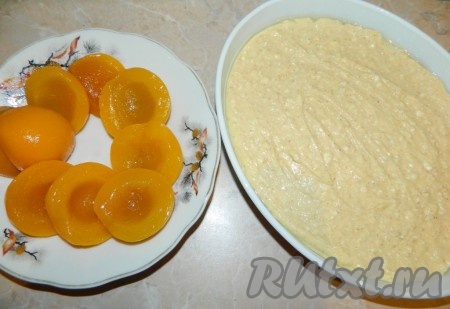 Тесто выложить в смазанную маслом форму. Персики извлечь из сиропа, обсушить.