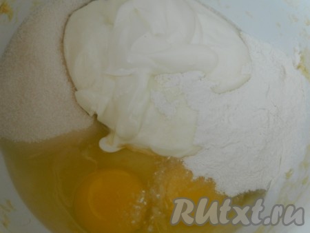Для начинки смешиваем яйца, крахмал, сметану, сахар и ванилин.