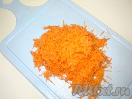 Очистить морковку и натереть на мелкой терке.