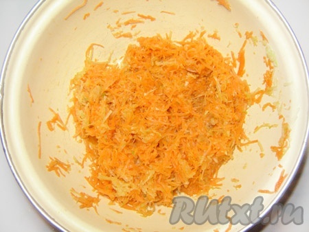Смешать морковь и редьку, добавить растительное масло и соль по вкусу.