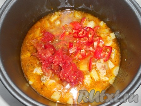 Выставить режим "Тушение" или "Суп" на 35 минут. После этого добавить очищенные и порезанные помидоры и порезанный сладкий болгарский перец.
