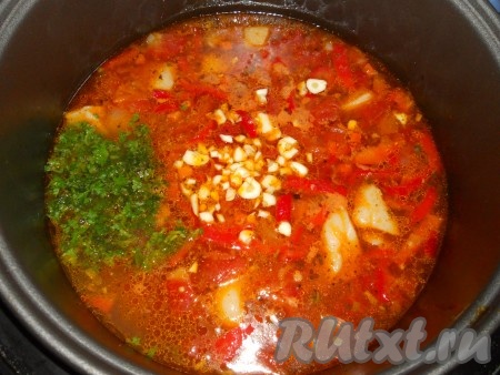 Далее готовить на том же режиме еще 30 минут. За 5 минут до окончания готовки добавить в суп измельченную зелень и порезанный мелко чеснок.